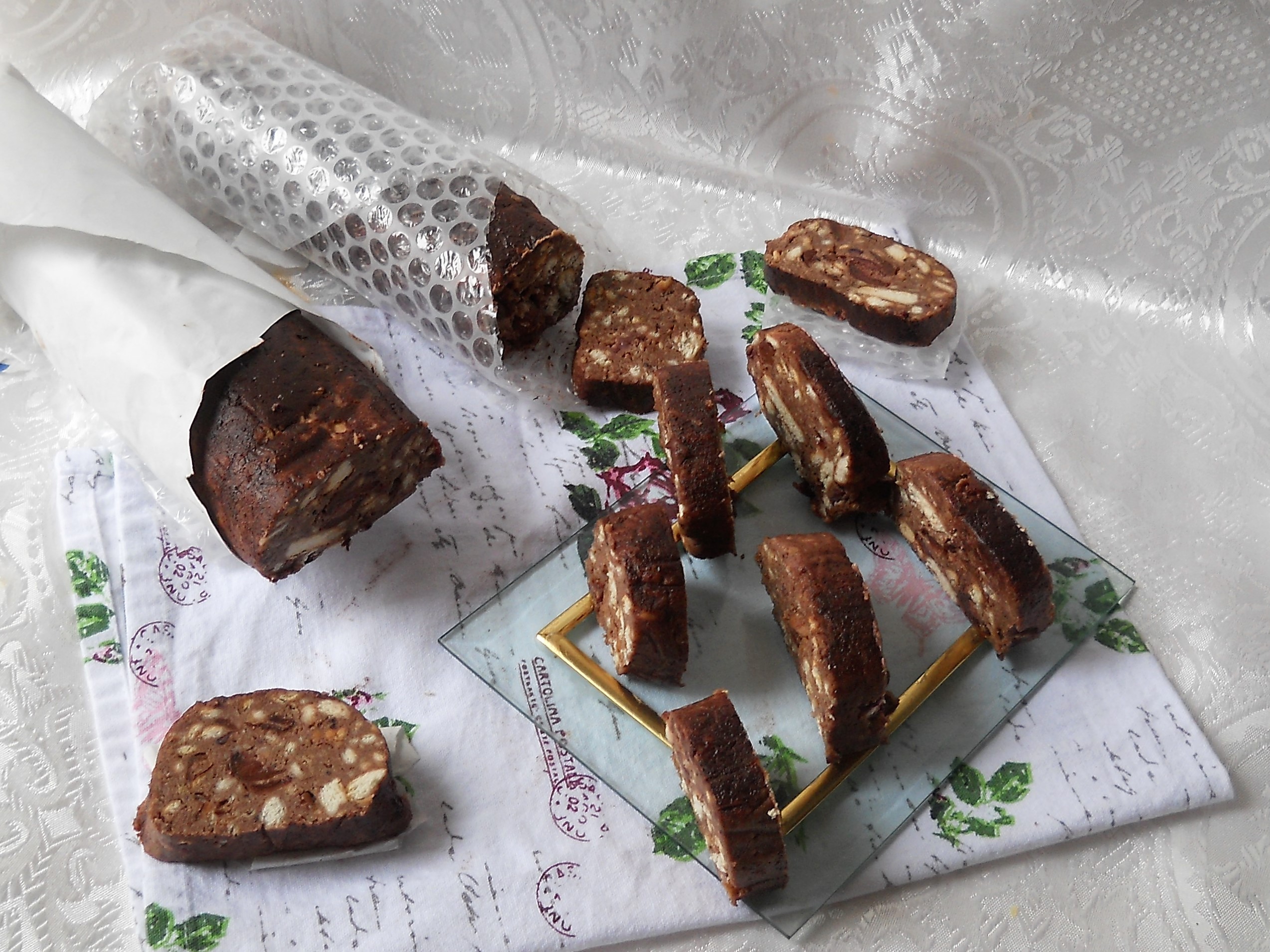 Desert salam de biscuiti cu ciocolata si visine