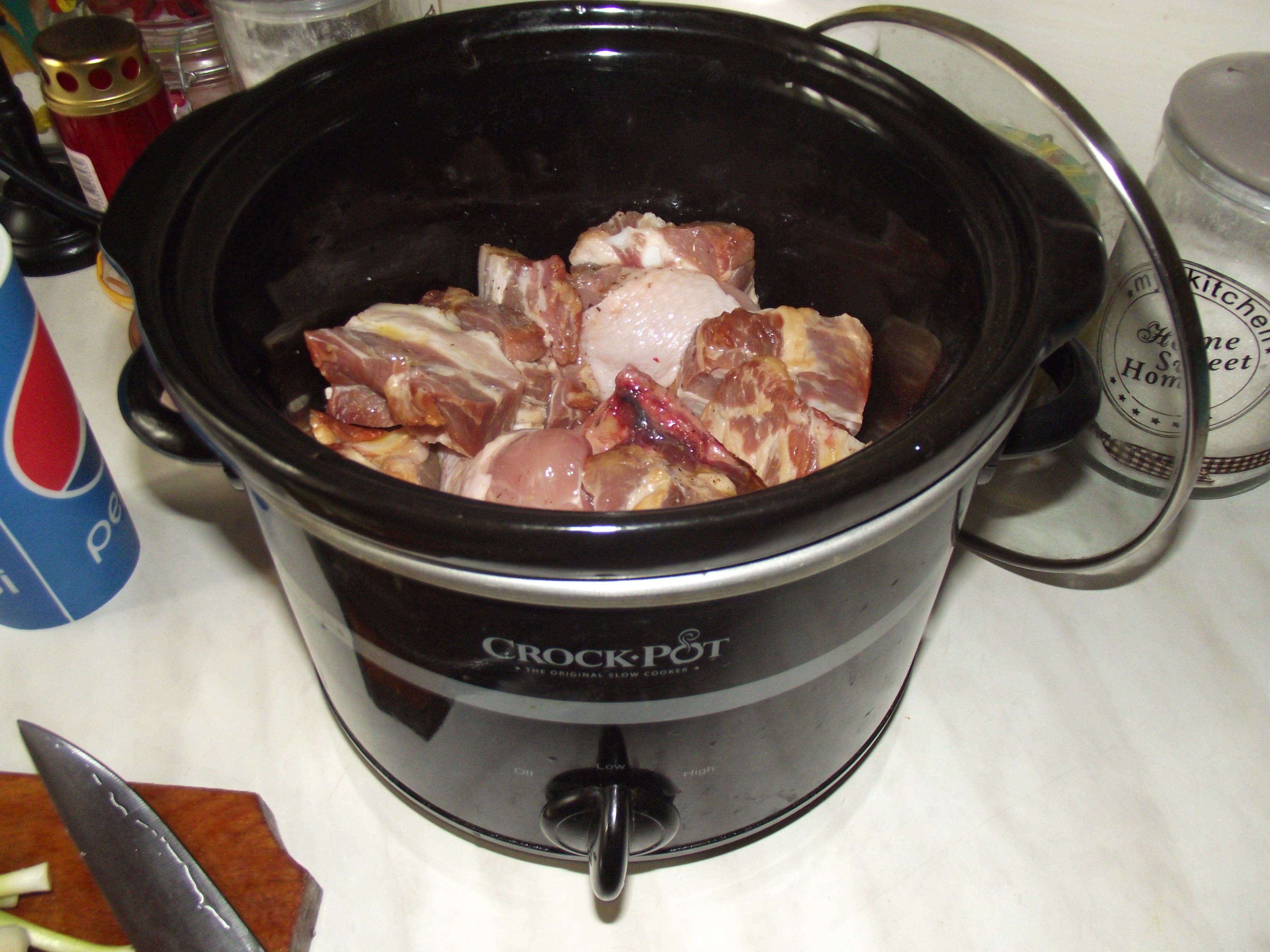 Friptura de pui si porc la slow cooker Crock-Pot cu sos de usturoi verde