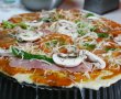 Pizza cu sunca, ciuperci si salata-8