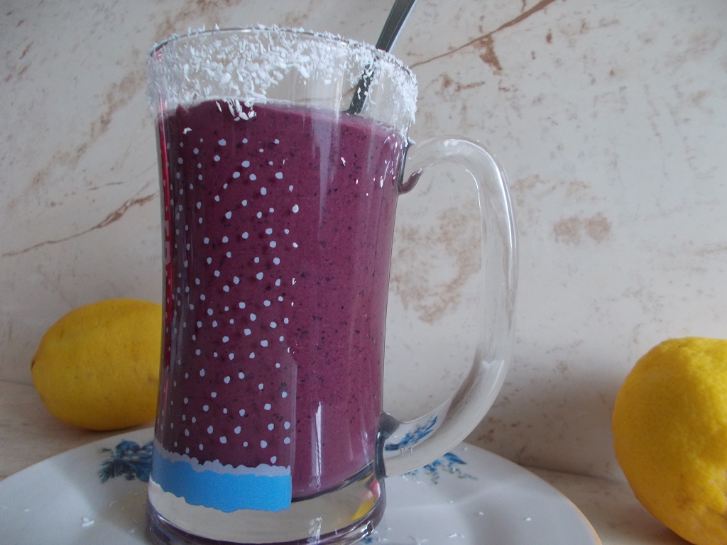 Smoothie cu iaurt gras, miere si afine