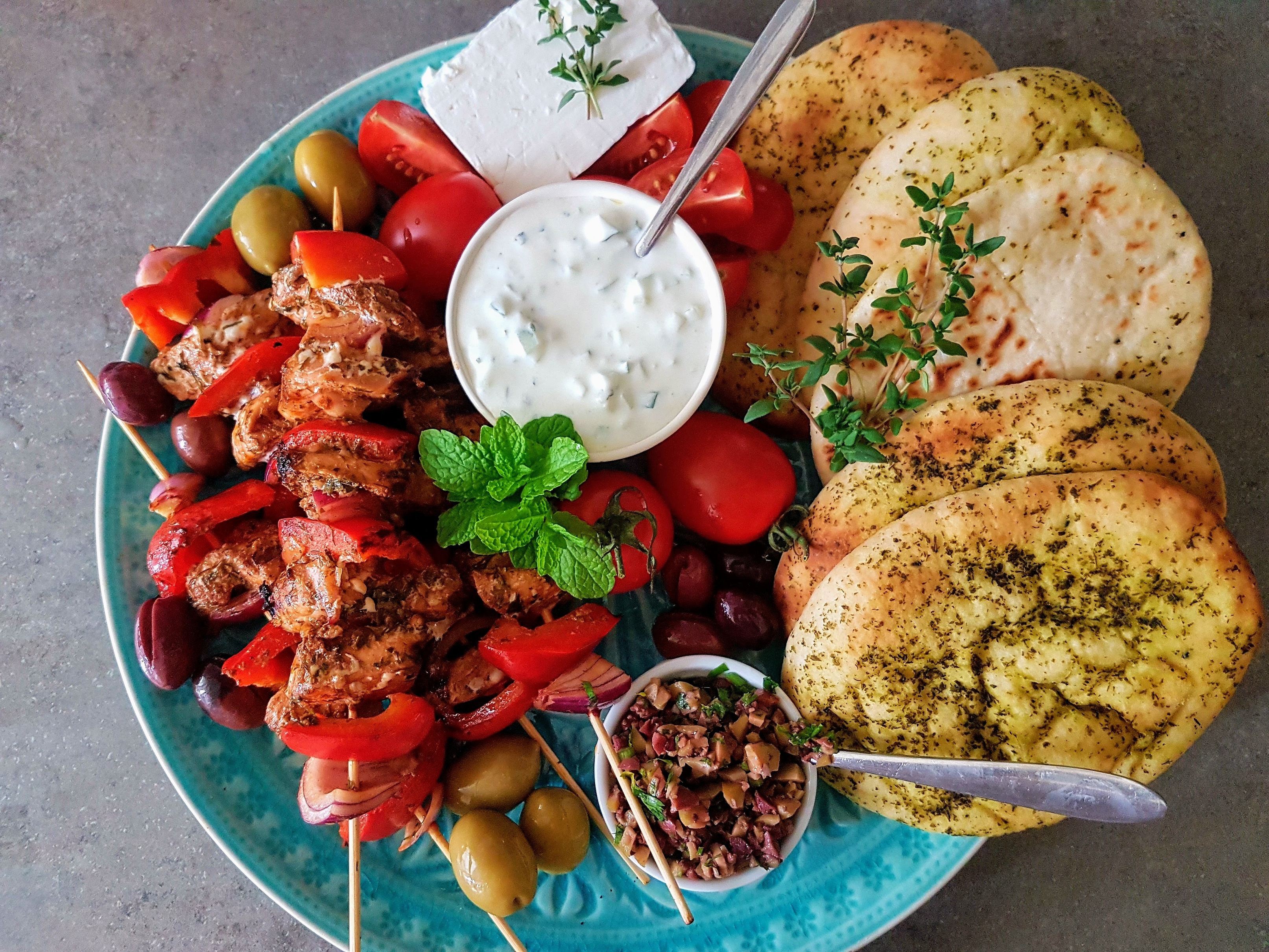 Frigarui de somon cu sos Tzatziki si tapenade