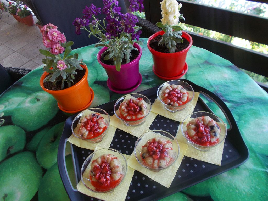 Desert din quinoa cu jeleu de capsuni