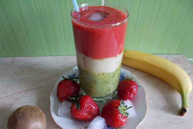 Smoothie de kiwi, banane si capsuni