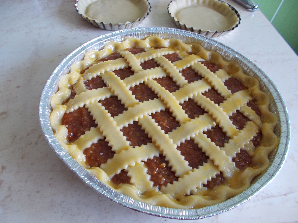 Desert tarta cu branza dulce si gem de caise cu nuca