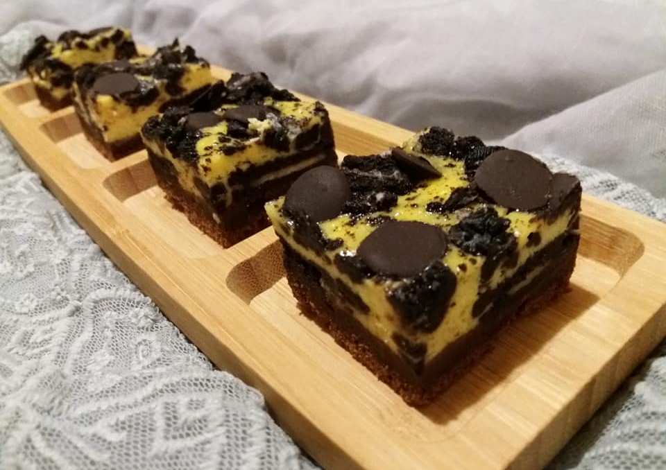 Desert brownie cheesecake cu oreo