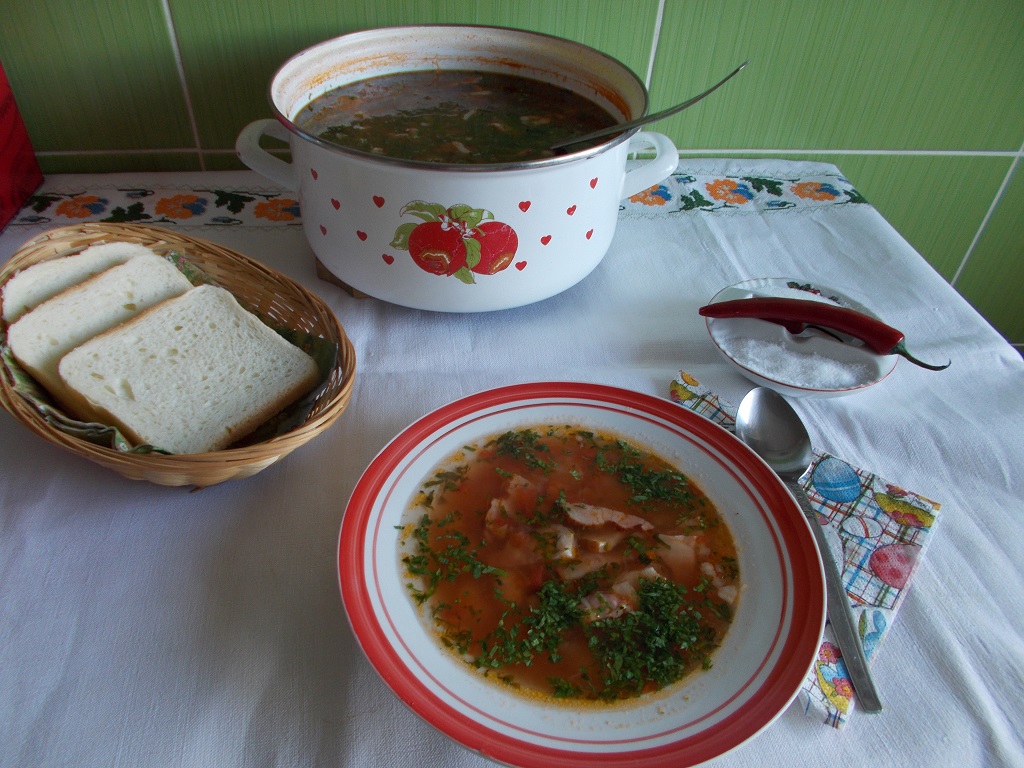 Ciorba de fasole boabe cu afumatura, reteta traditionala, gustoasa si usor de preparat