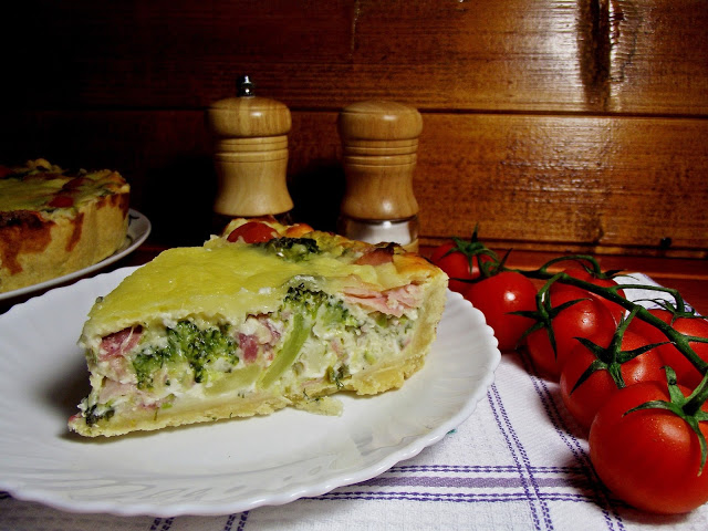 Aperitiv tarta cu branzeturi si broccoli