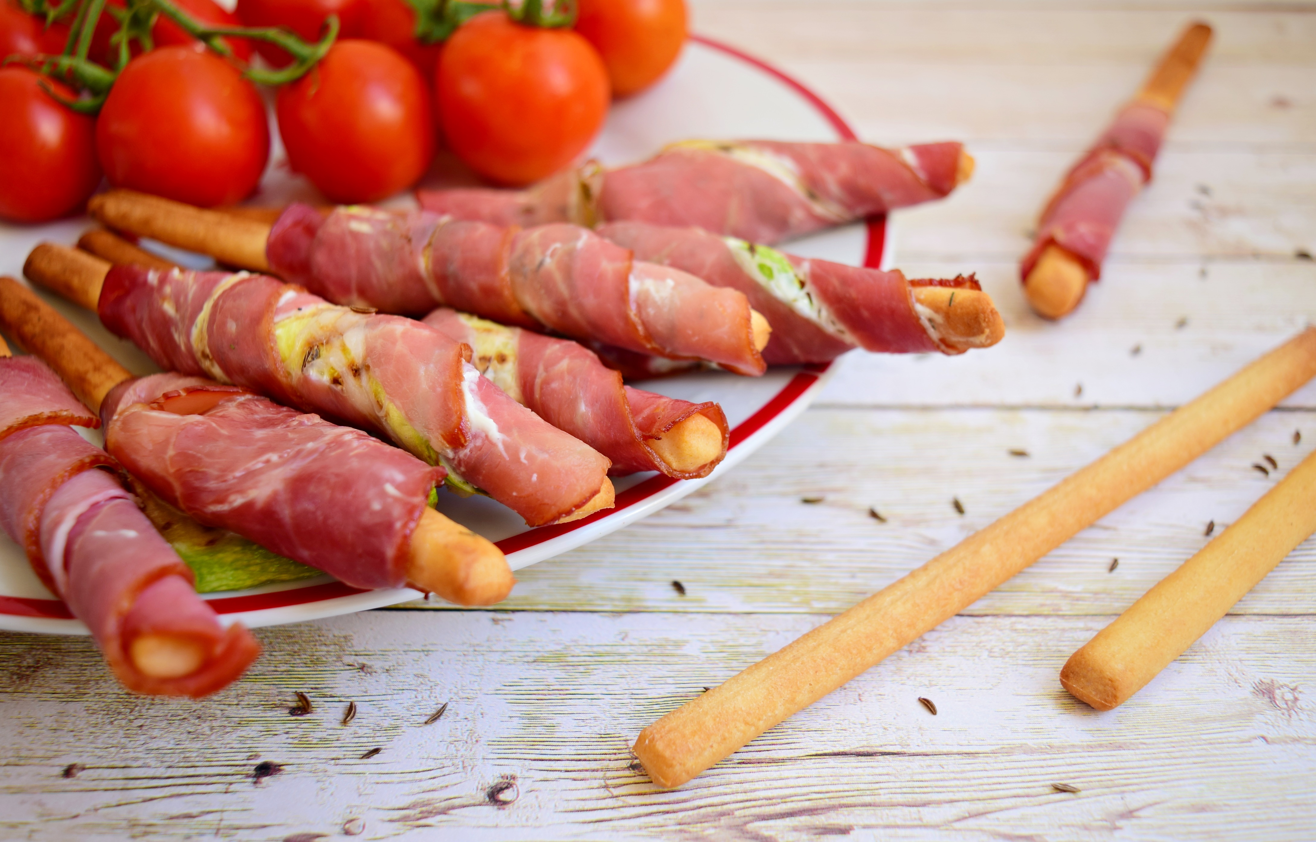 Aperitiv grisine in mantou de jambon cu dovlecel