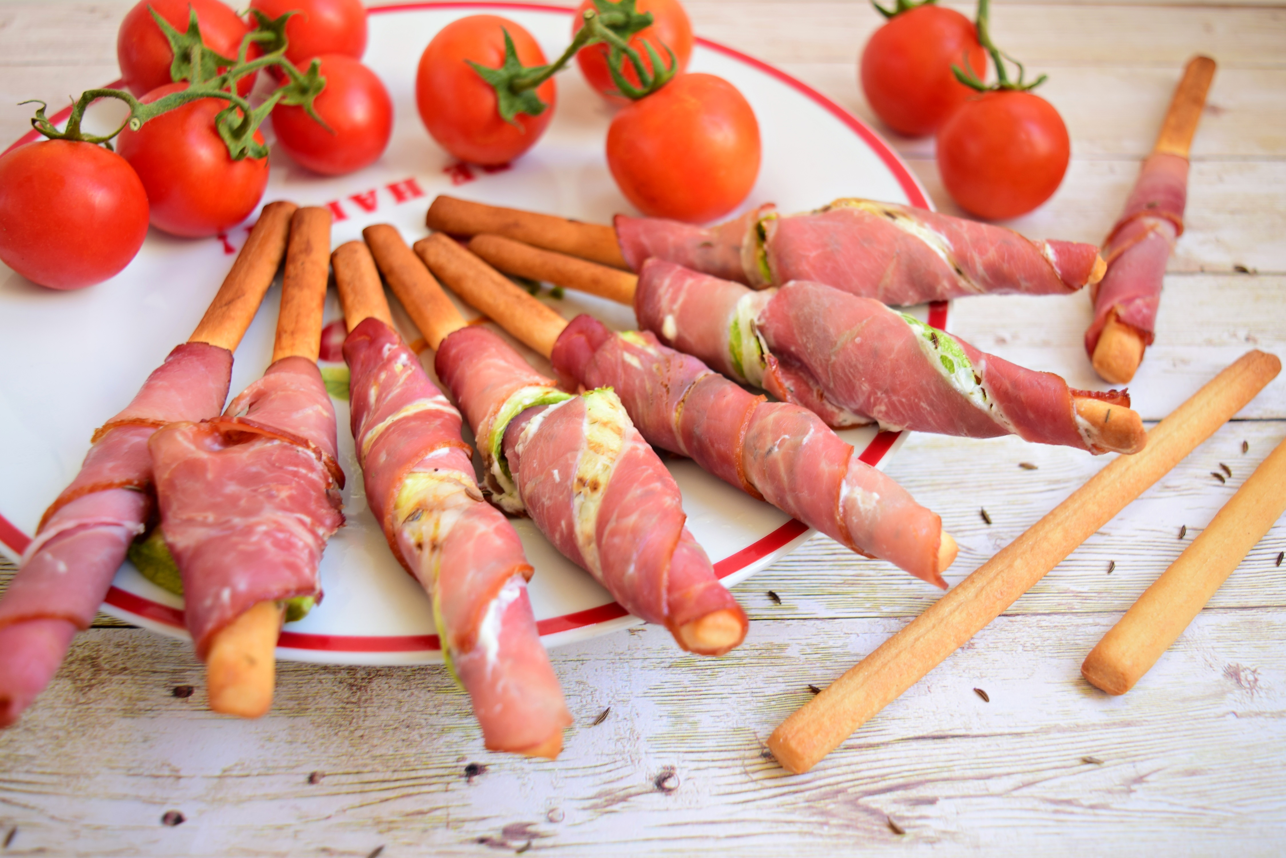 Aperitiv grisine in mantou de jambon cu dovlecel