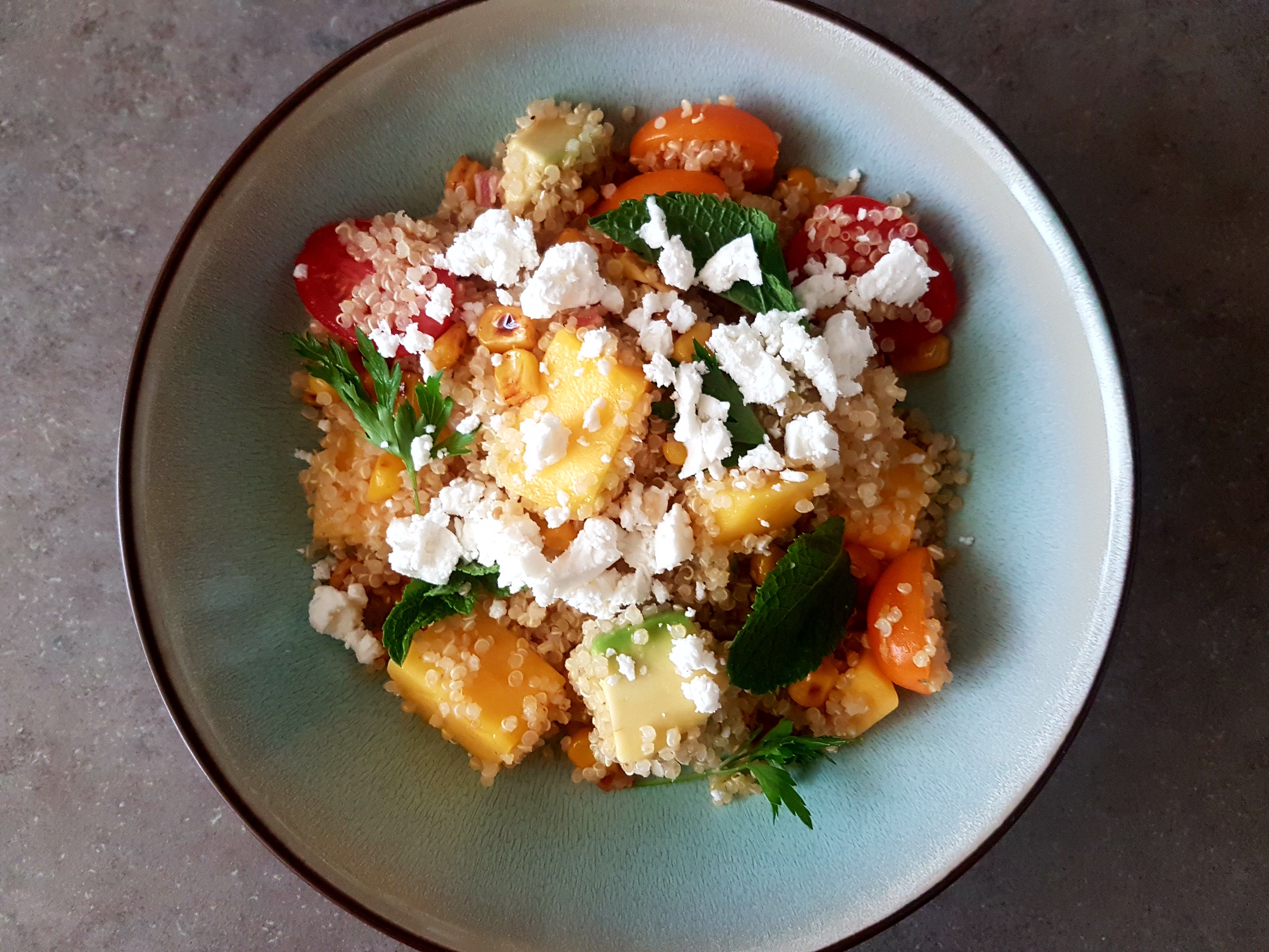 Salata de quinoa cu porumb copt, avocado, mango si dressing cald de bacon