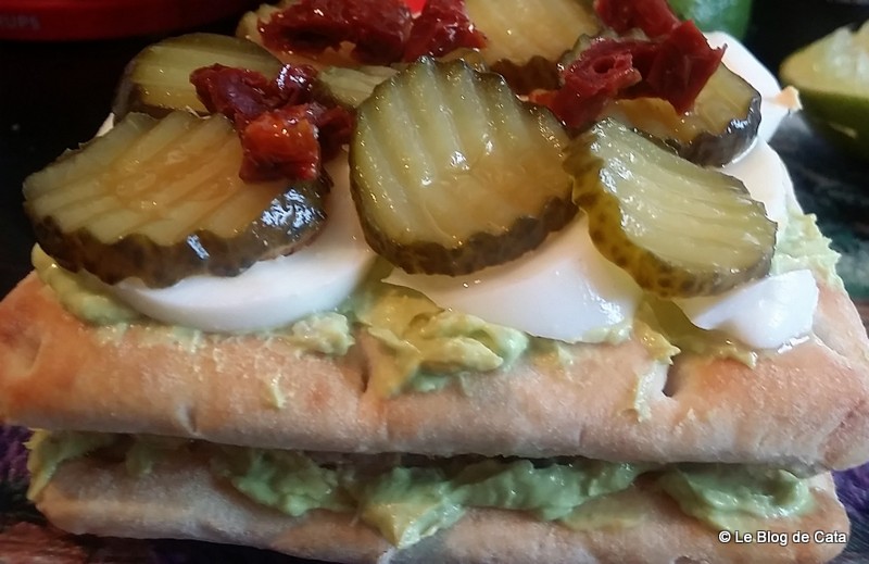 Sandwich Club cu avocado si sardine