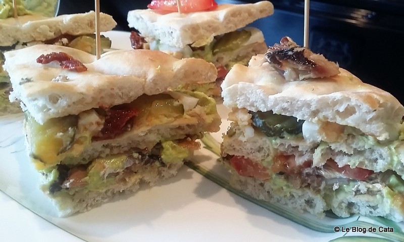 Sandwich Club cu avocado si sardine