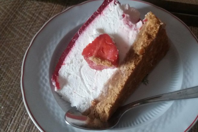 Desert cheescake de capsuni si jeleu de visine