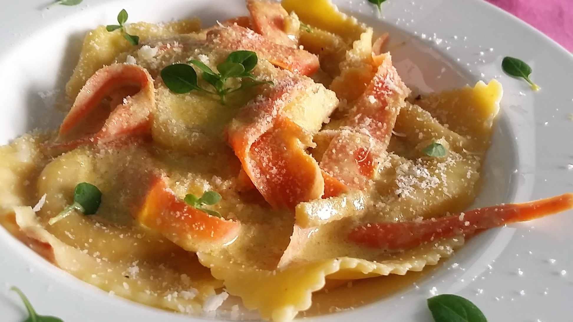 Ravioli proaspete cu sos cremos si curry verde