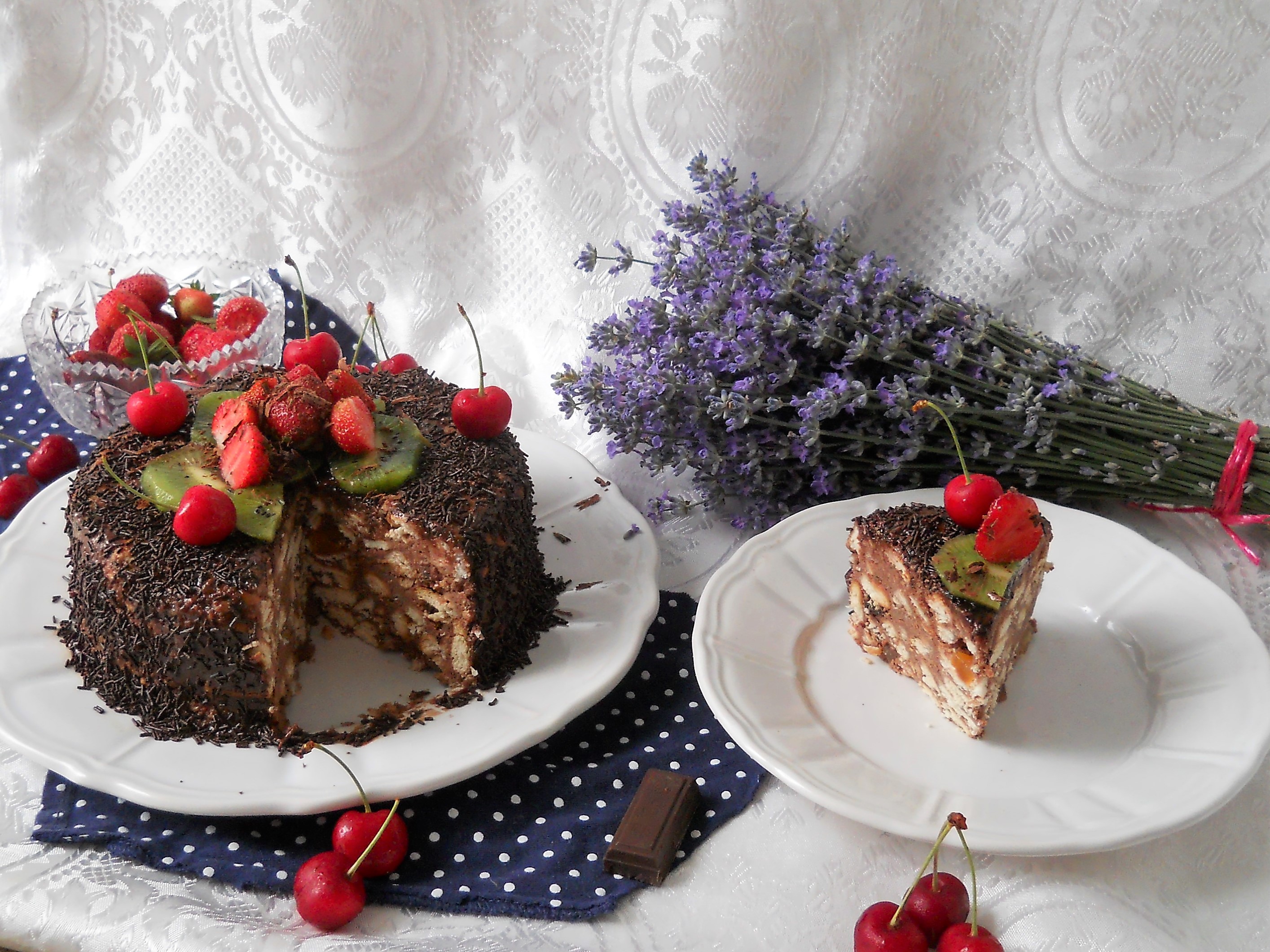 Desert tort de biscuiti cu fructe confiate