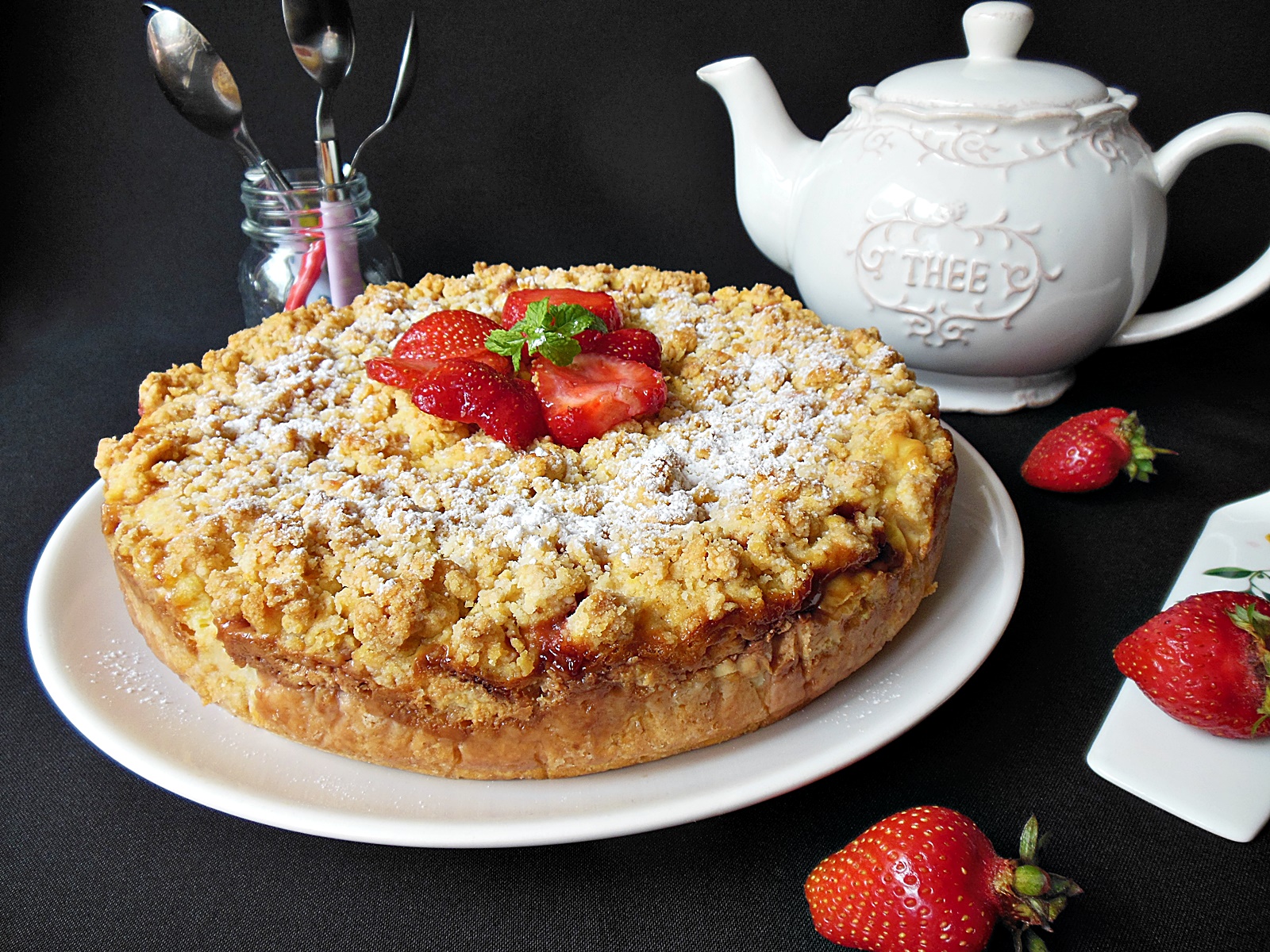 Desert tarta crumble cu mascarpone si capsuni