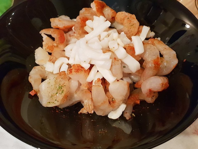 Fructe de mare cu sos de smantana si ierburi aromatice