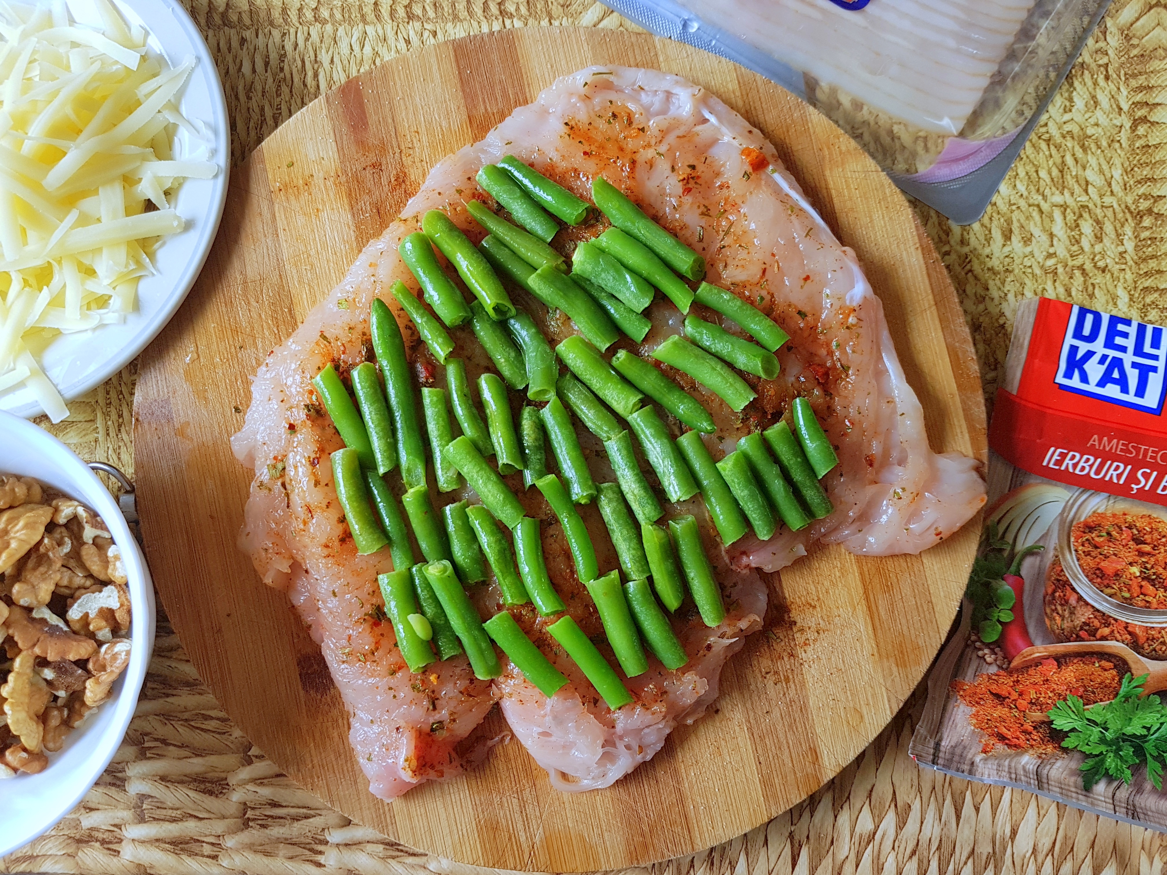 Rulada din carne de pui umpluta cu fasole verde, nuci si cascaval invelita in bacon