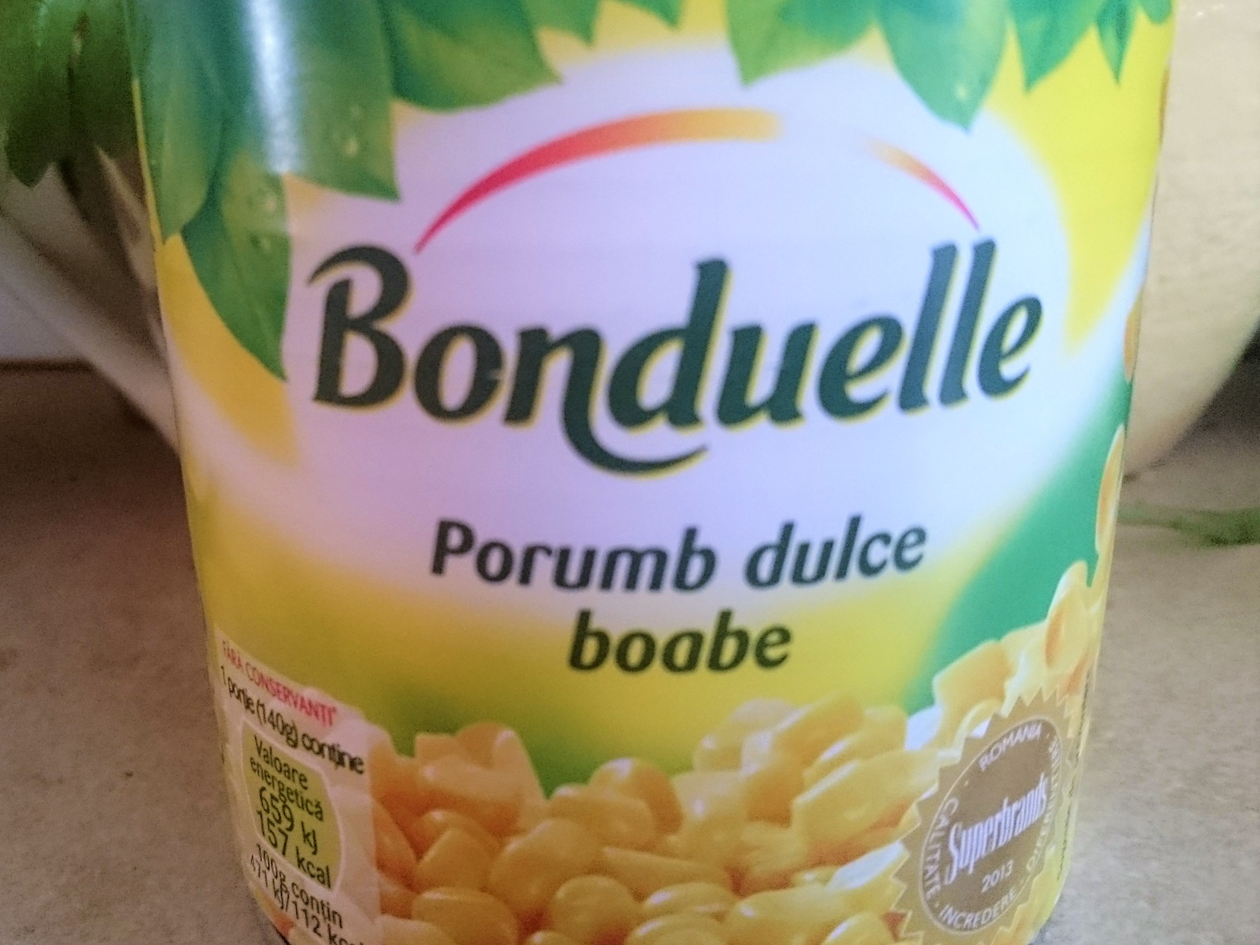 Salata de ton rosu cu porumb si masline