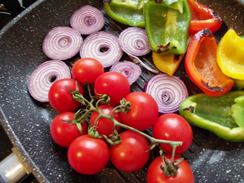 Legume la grill cu sos de branzeturi si crutoane aromate