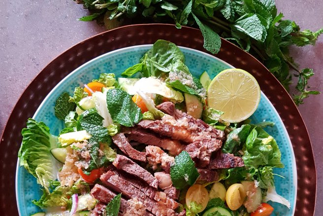 Salata Thailandeza cu carne de vita si dressing de lemongrass