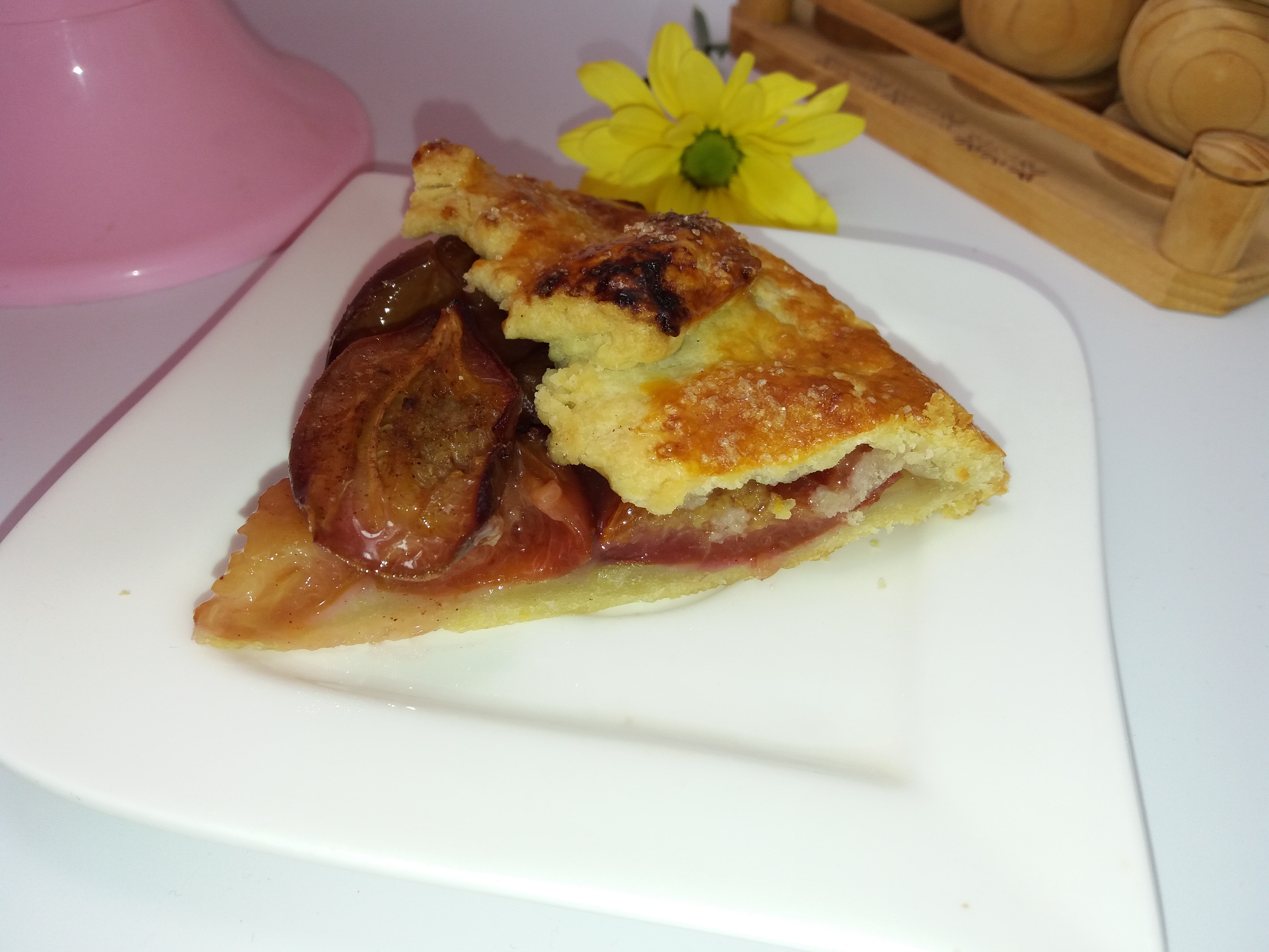 Desert tarta Galette cu prune si scortisoara