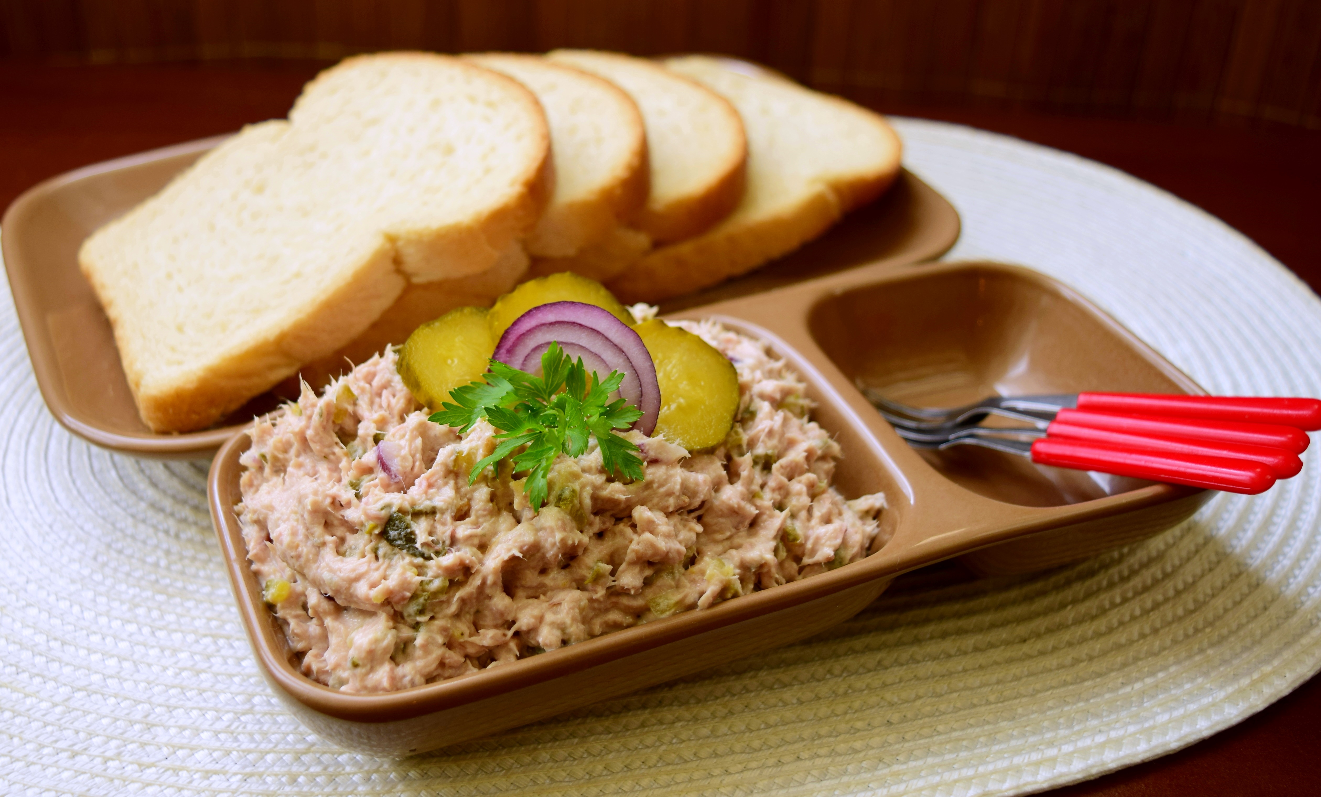 Pasta de ton cu hering afumat si castraveciori murati