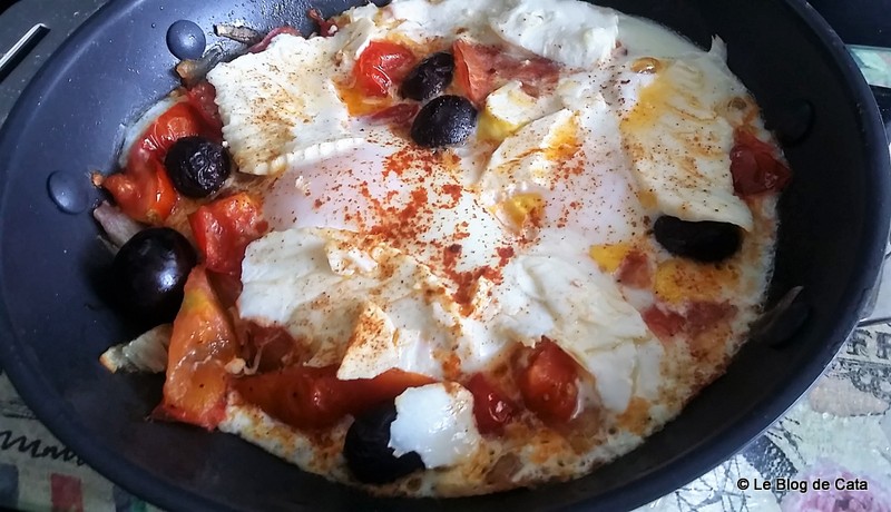 Aperitiv Oua cu carnat chorizo, ricotta si sos de rosii