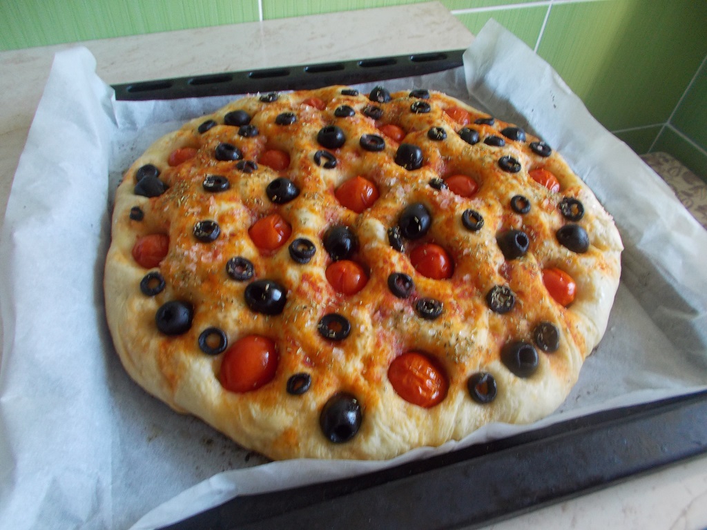 Foccacia cu masline si rosii