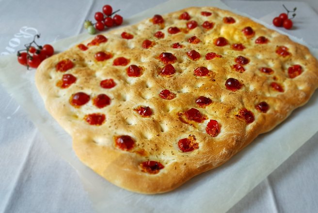 Focaccia cu rosii cherry si rozmarin