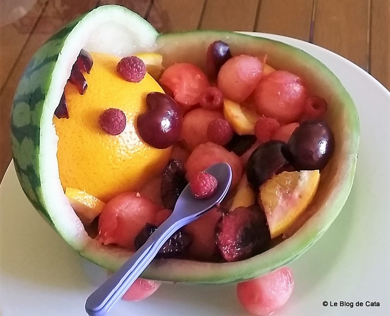 Salata de fructe in suport de pepene verde