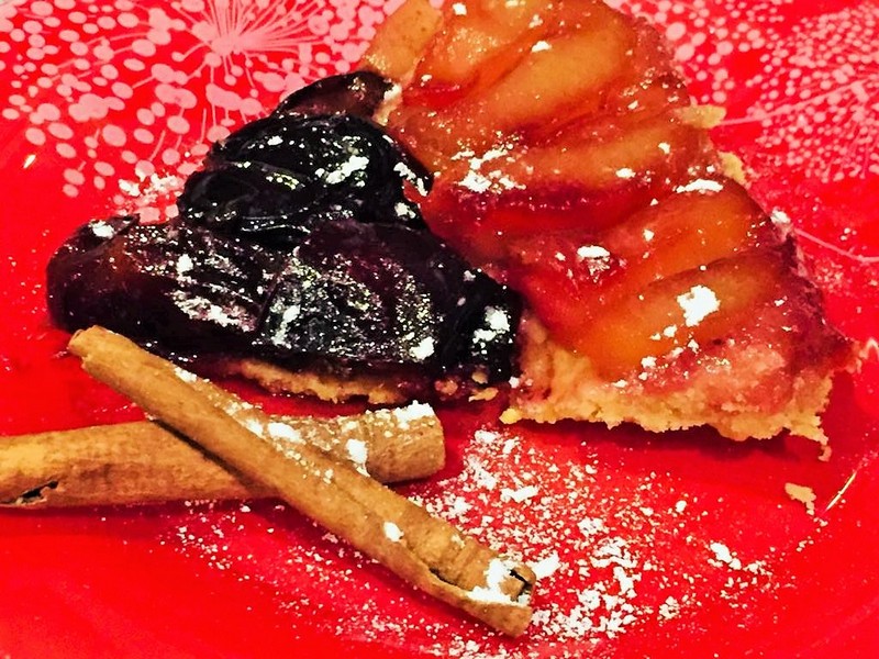Desert tarta de toamna rasturnata cu mere, prune si gem de prune
