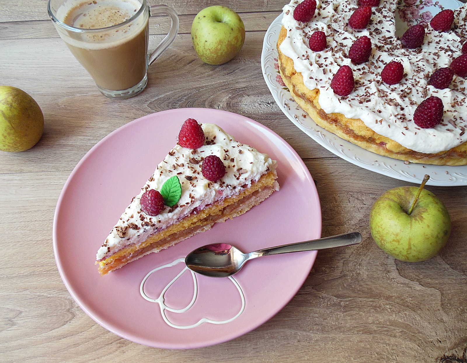 Desert tarta cu mere, pandispan si mascarpone