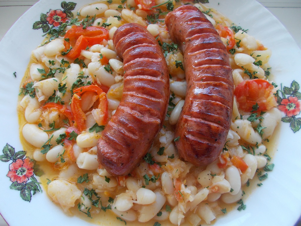 Fasole cu carnati de porc afumati