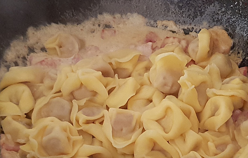 Tortellini cu smantana si prosciutto