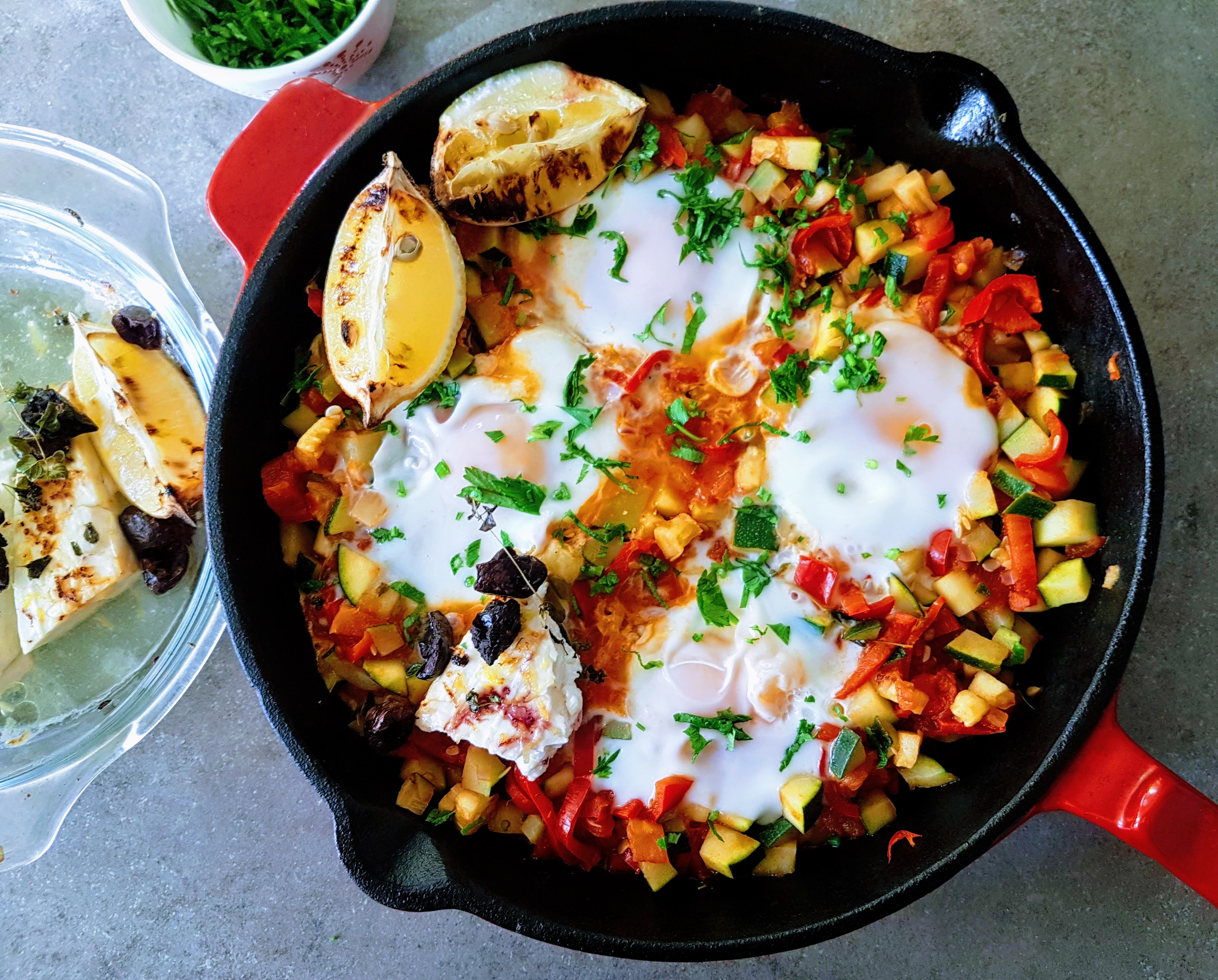 Menemen (ghiveci de legume) cu branza Feta coapta cu lamaie si masline