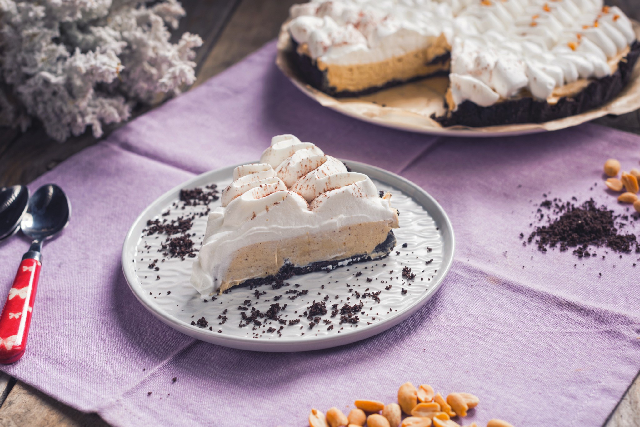 Tarta cu unt de arahide, crema de branza si frisca