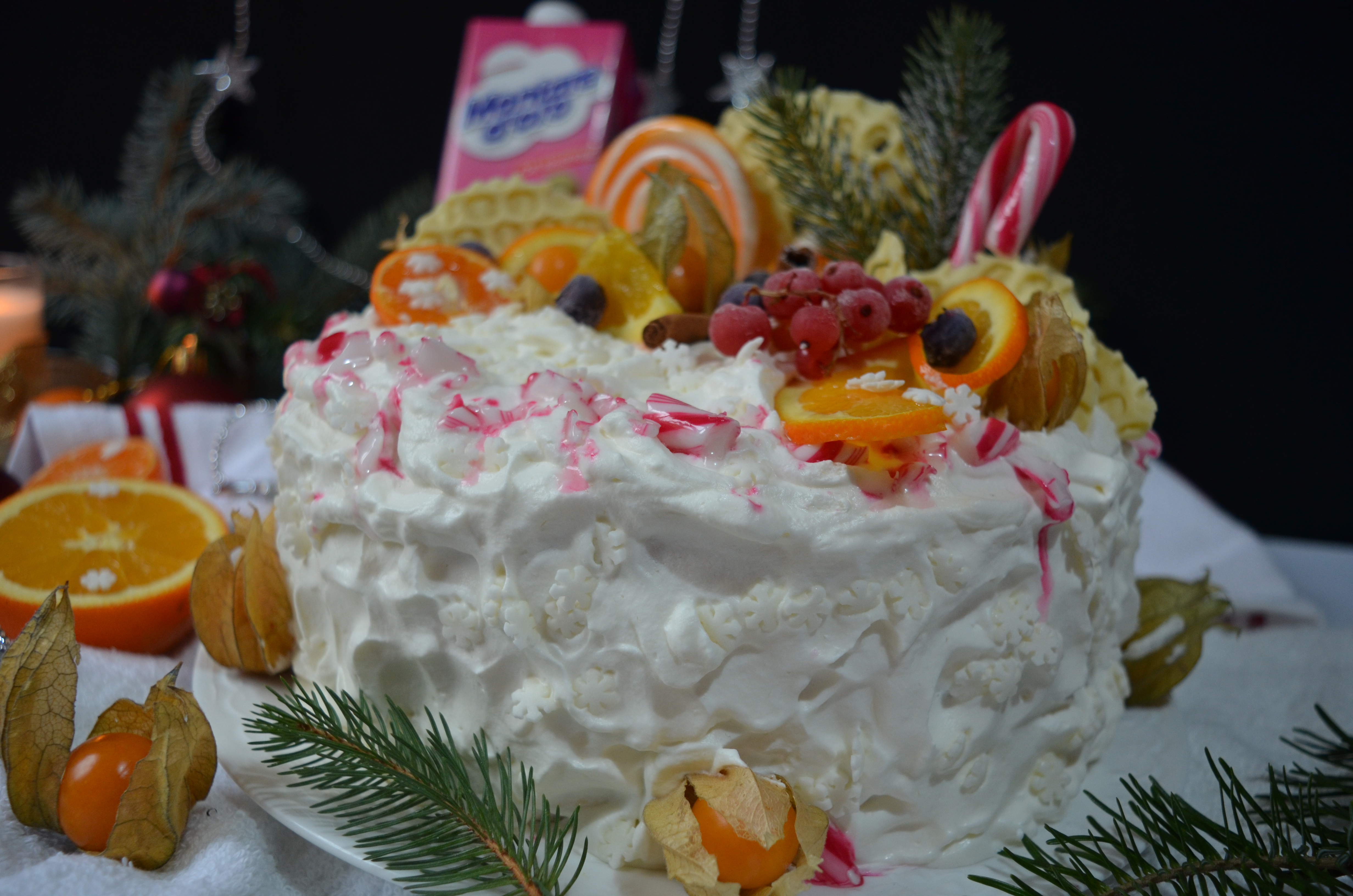 Tort cu mousse de nuci, portocale si fructe de padure