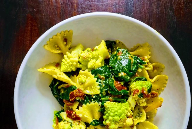 Farfalle in sos pesto cu rosii uscate la soare, spanac si romanesco