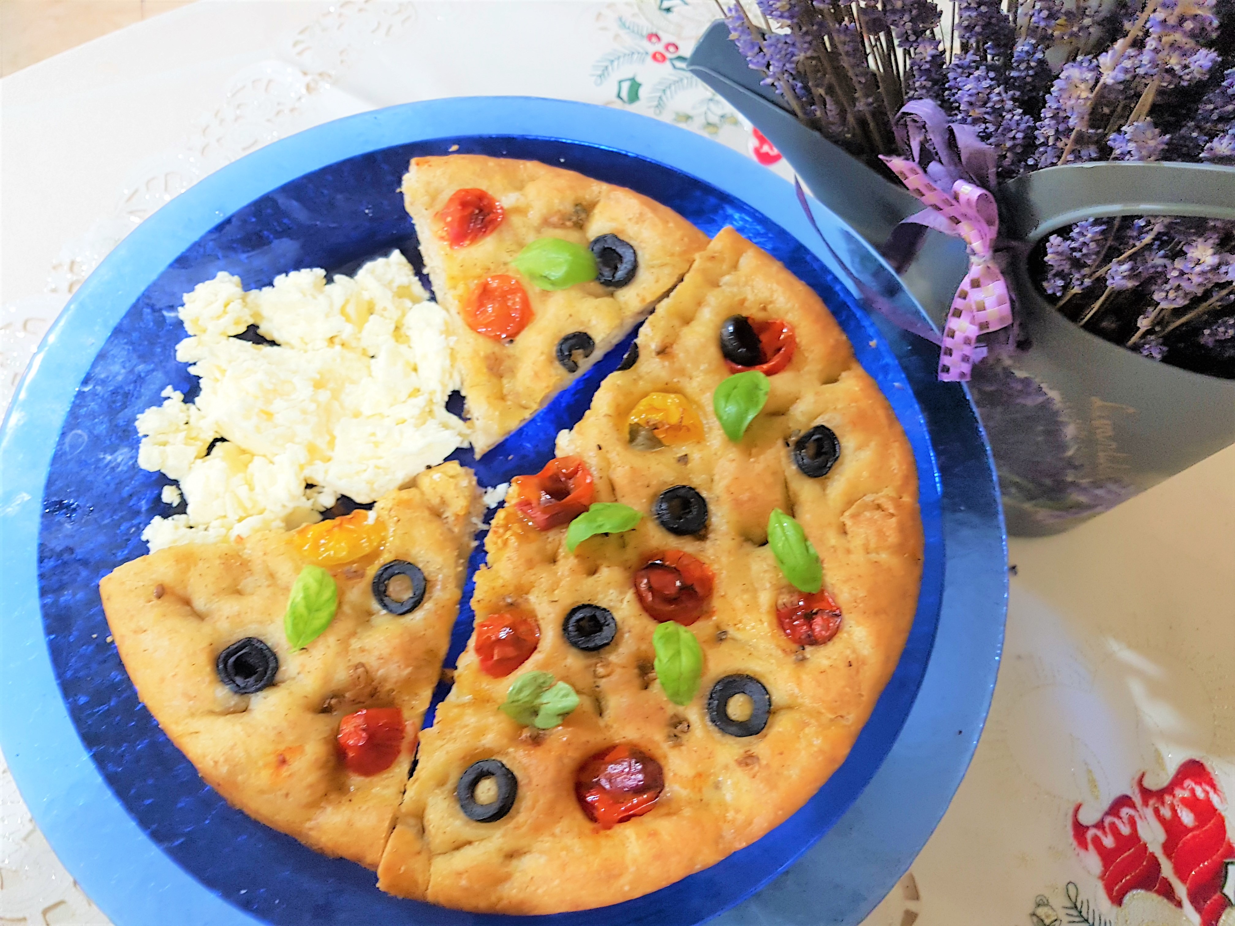 Focaccia cu busuioc, ierburi italiene, masline si rosii