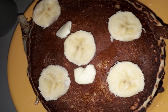 Pancake cu unt, miere si banane