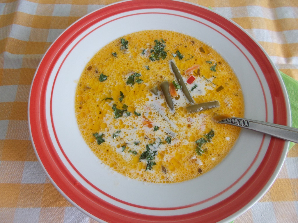 Ciorba de fasole verde, cu smantana si afumatura