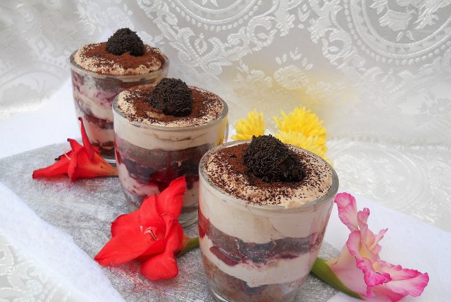 Desert Tiramisu cu visine la pahar