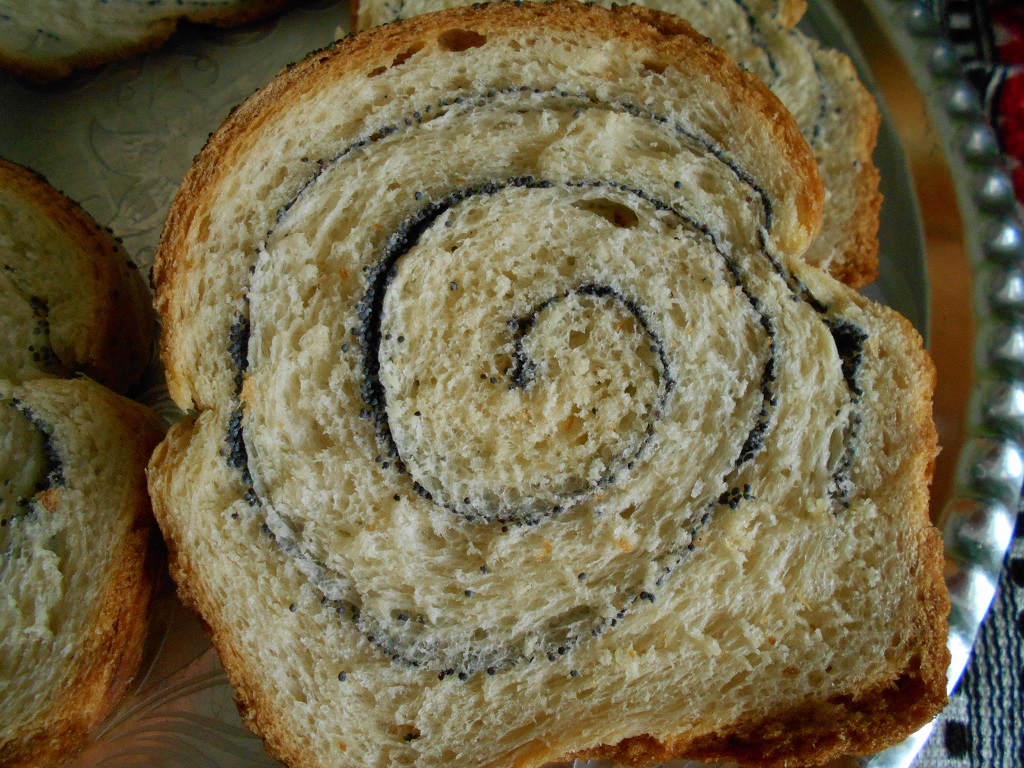 Paine rulata, cu mac sau chimen