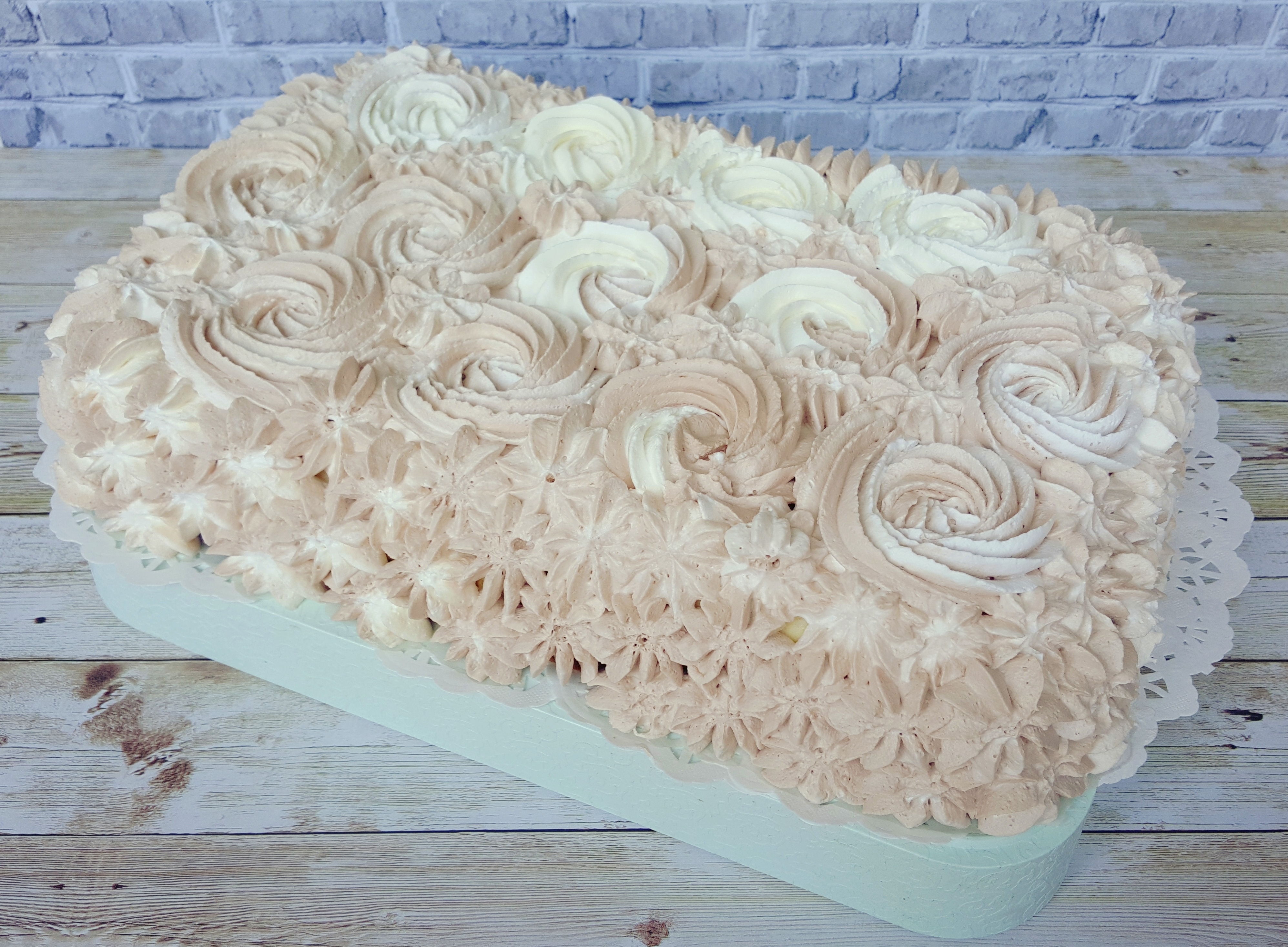 Desert tort cu banane si biscuiti, in doua culori