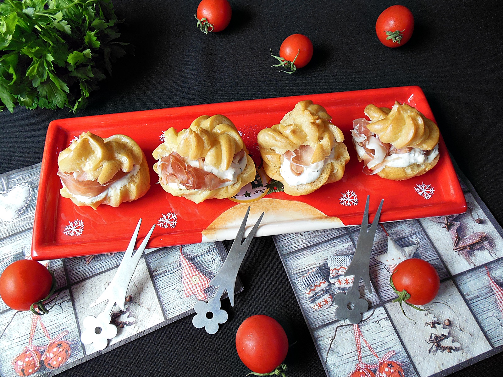 Aperitiv choux-uri cu crema de branzeturi si prosciutto