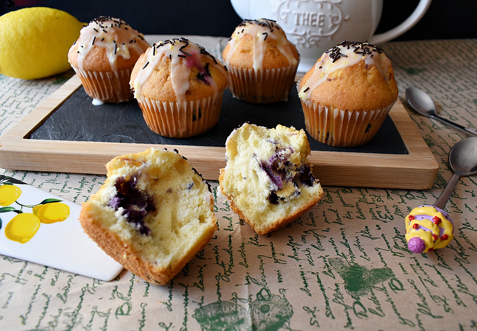 Desert muffins cu afine si glazura de lamaie