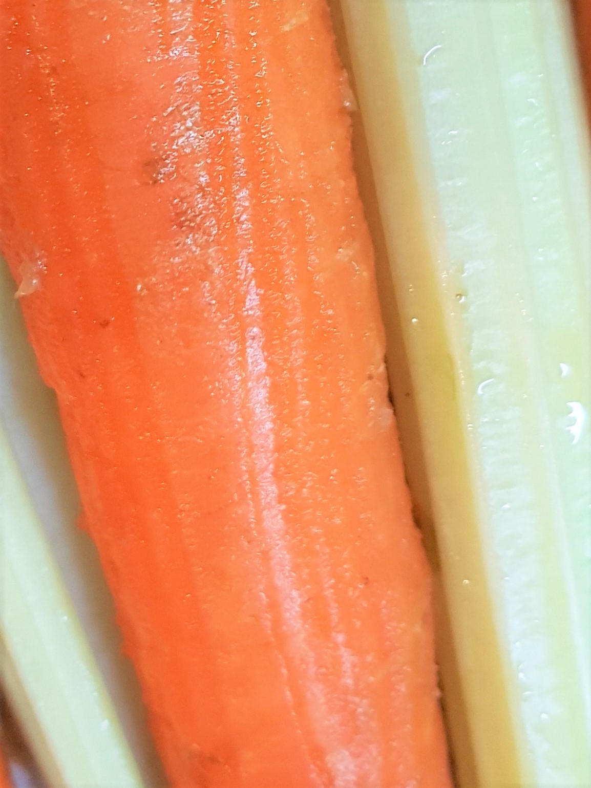 Supa de salata verde cu iaurt si codita de purcel afumat