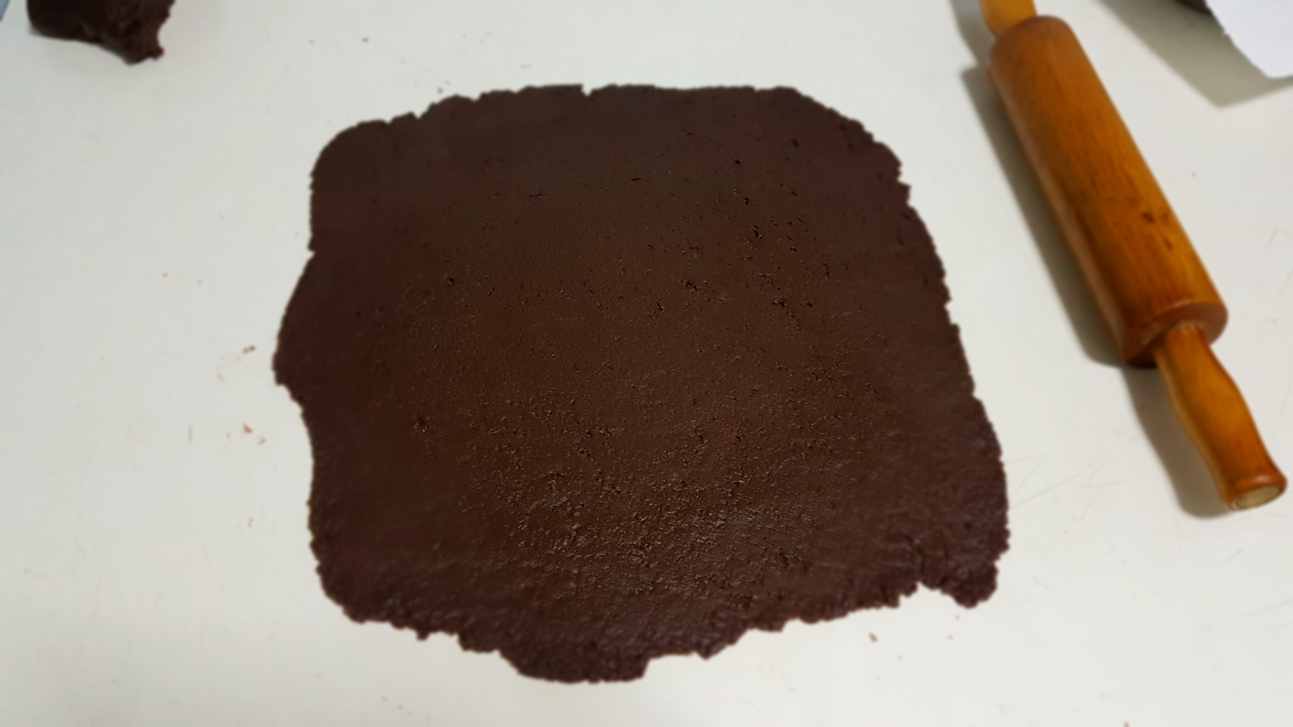 Desert foi de cacao cu crema de vanilie si gem de caise