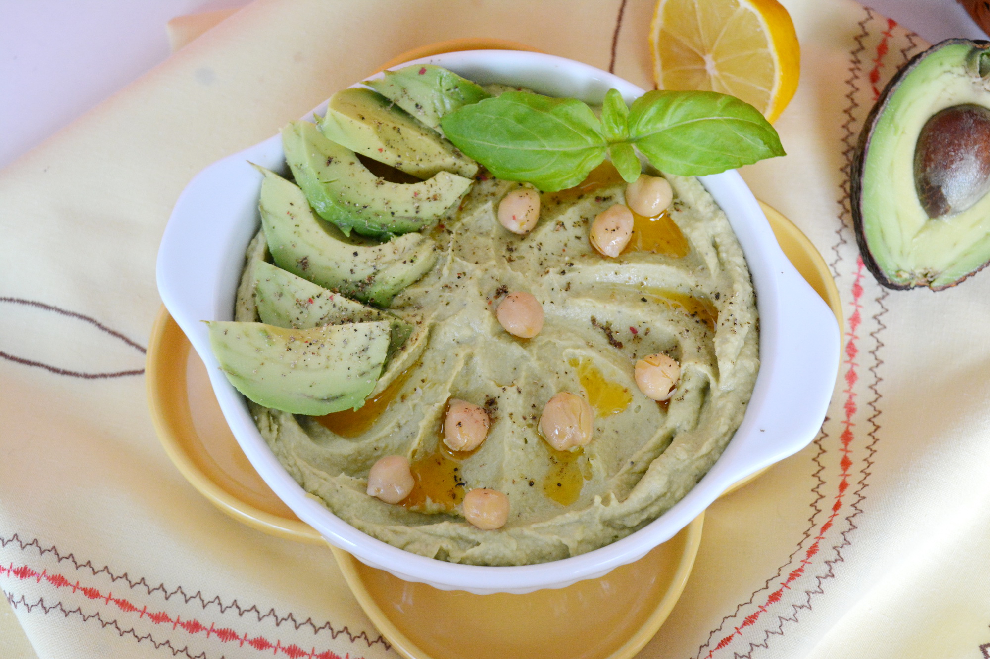 Humus cu avocado